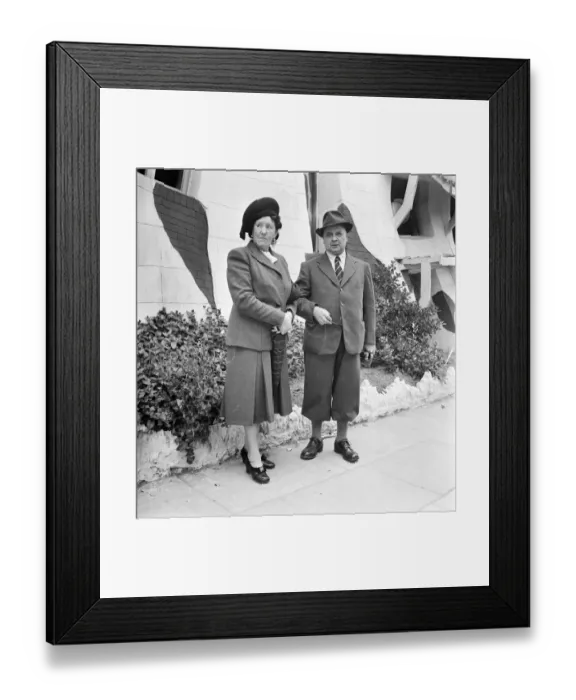 Framed Print : Dressed for the beach JLP01_08_000244