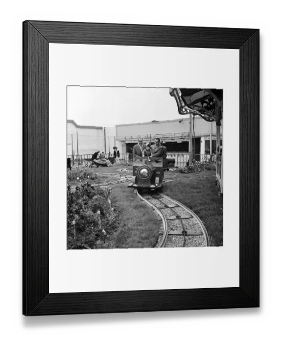 Framed Print : Miniature railway JLP01_08_021572 Framed Print : Miniature railway JLP01_08_021572