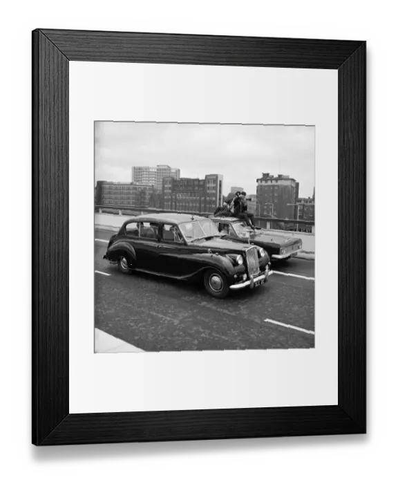 Framed Print : Filming on the move JLP01_08_085067c