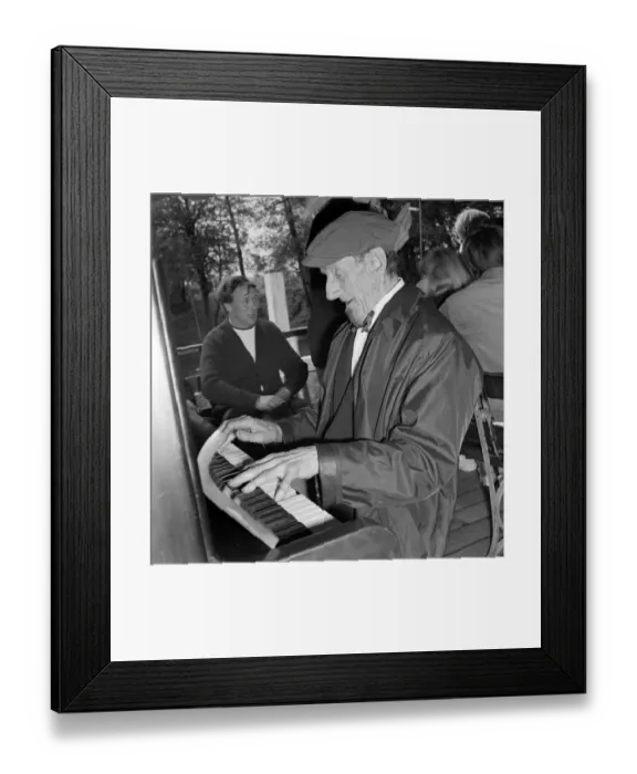 Framed Print : Piano player JLP01_08_087582