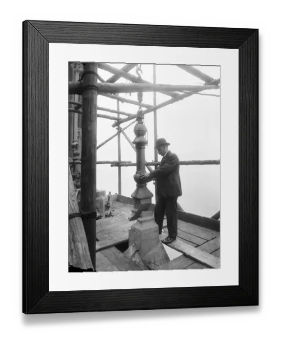 Framed Print : Repairing Victoria Tower OWS01_02_h01076b Framed Print : Repairing Victoria Tower OWS01_02_h01076b