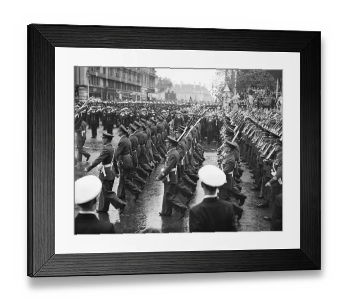 Framed Print : March past P_C00427_010 Framed Print : March past P_C00427_010