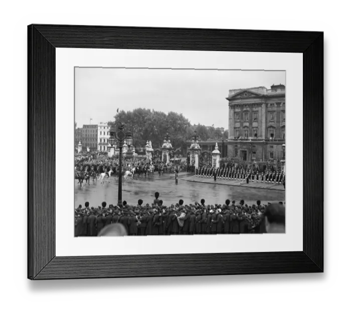 Framed Print : Return to Buckingham Palace P_C00422_001