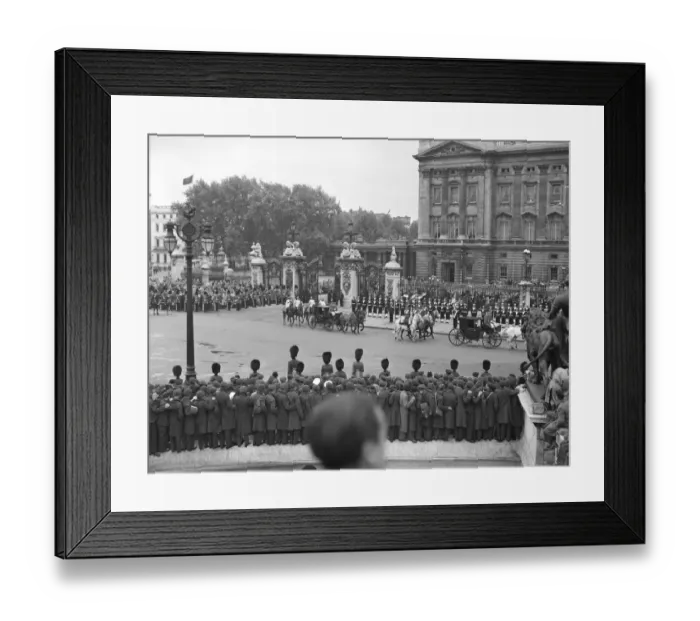Framed Print : Leaving Buckingham Palace P_C00422_003 Framed Print : Leaving Buckingham Palace P_C00422_003