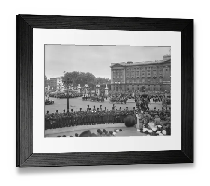 Framed Print : Leaving Buckingham Palace P_C00422_004 Framed Print : Leaving Buckingham Palace P_C00422_004