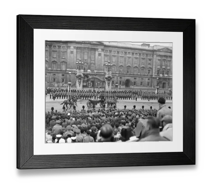 Framed Print : Outside Buckingham Palace P_C00422_006