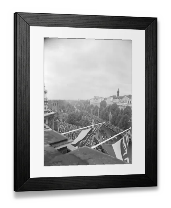 Framed Print : Crowds along The Mall P_C00424_003