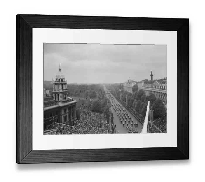 Framed Print : Crowds lining the Mall P_C00424_008