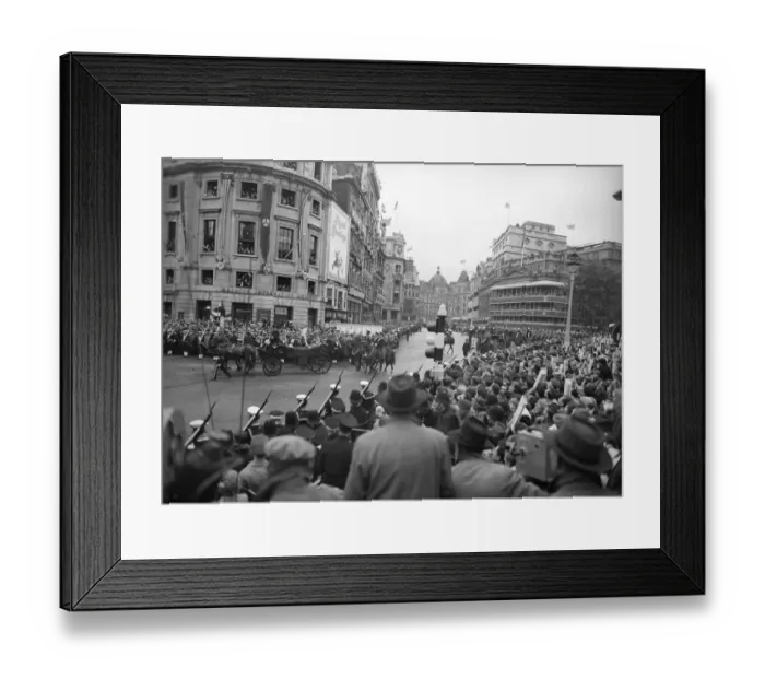 Framed Print : Crowds in Trafalgar Square P_C00425_009