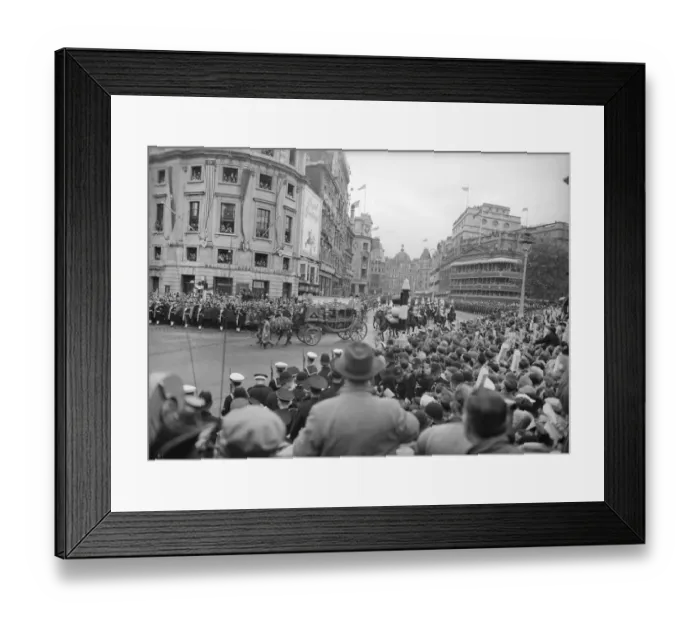 Framed Print : Crowds in Trafalgar Square P_C00425_010