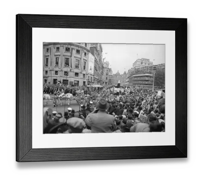 Framed Print : Crowds in Trafalgar Square P_C00425_011