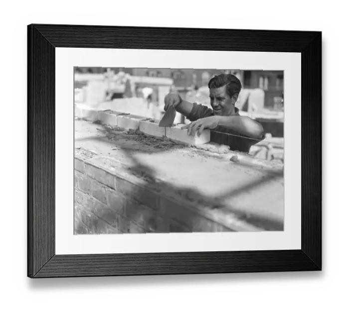 Framed Print : Bricklayer P_H00261_003