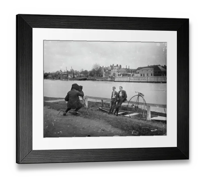 Framed Print : Photographing cyclists OFH01_01_02_056