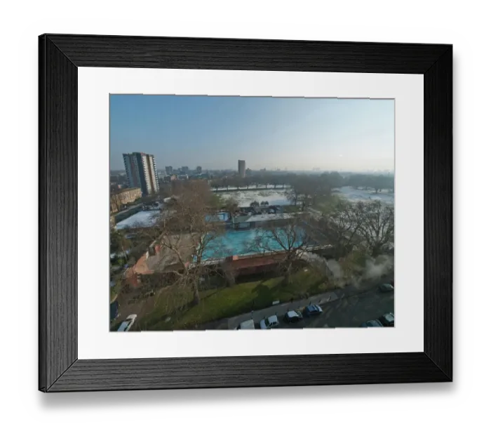 Framed Print : London Fields Lido PLA01_03_0280