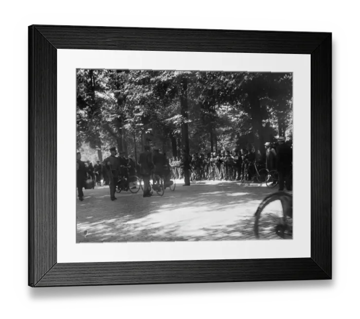 Framed Print : THE HAGUE, NETHERLANDS. Soldiers from the Dutch army mobilising in Den Haag (The Hague)
