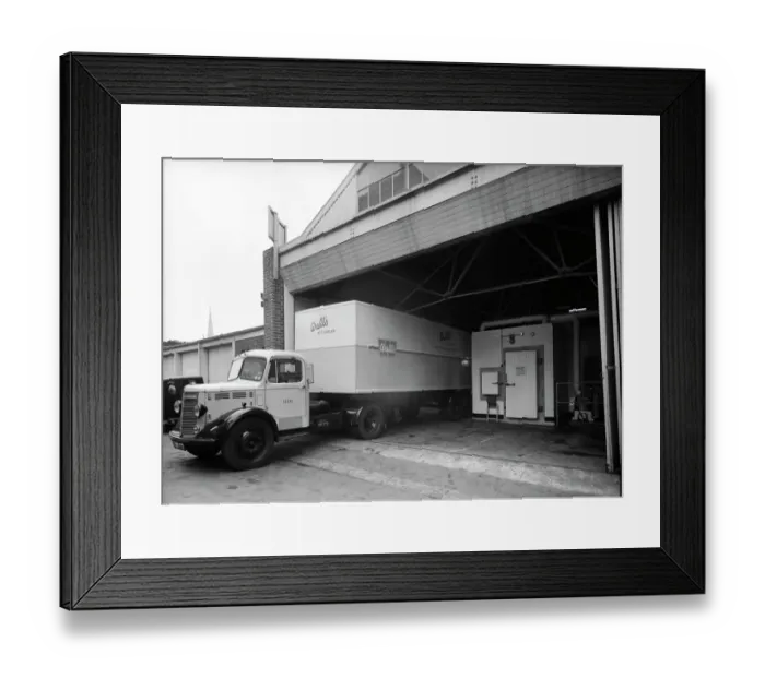 Framed Print : Ice cream depot HKR01_04_523 Framed Print : Ice cream depot HKR01_04_523
