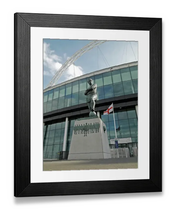 Framed Print : Bobby Moore statue PLA01_03_1182