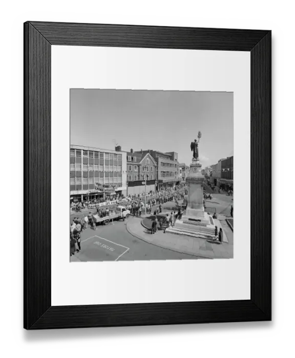Framed Print : War memorial JLP01_09_811190 Framed Print : War memorial JLP01_09_811190
