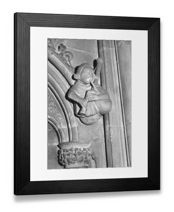 Framed Print : Minstrel with bagpipes UXC01_01_01_0364_17