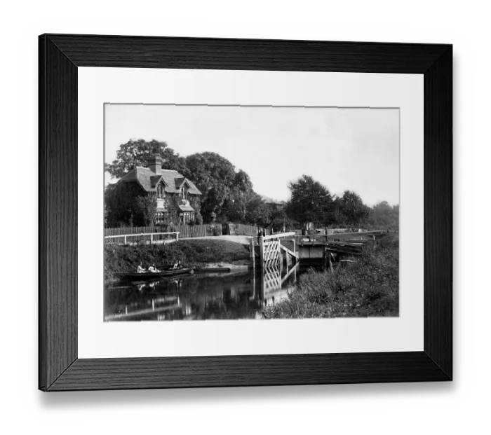 Framed Print : Old Windsor Lock HT02833