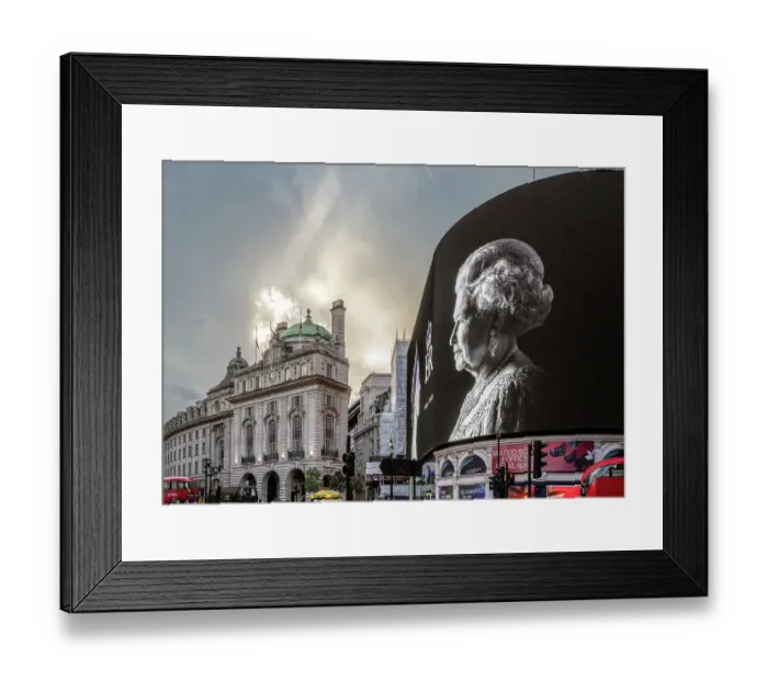 Framed Print : Piccadilly Circus 9th September 2022 DP413615