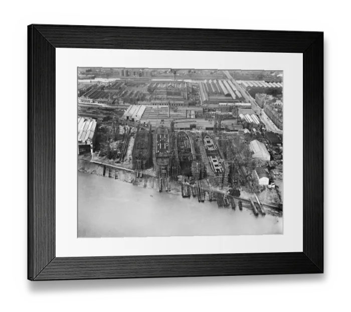 Framed Print : Barrow-in-Furness shipyard 1920 EPW004064