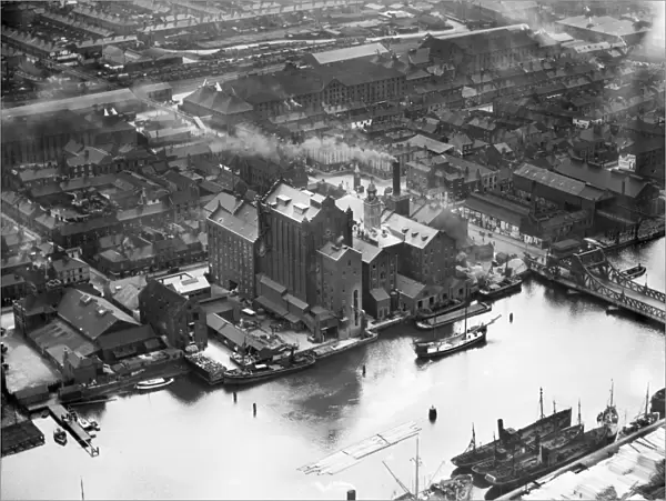 Grimsby Docks 1933 EPW042806