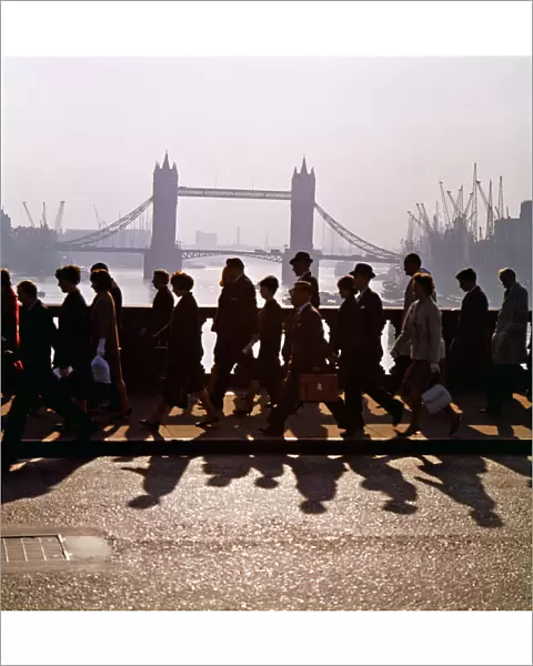 Pedestrians on London Bridge FF003475