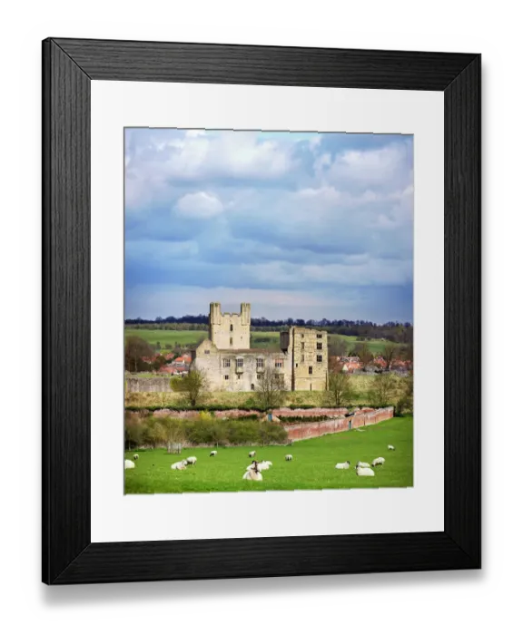 Framed Print : Helmsley Castle N100097