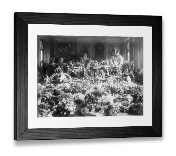 Framed Print : Wreaths sent to Osborne House D880031