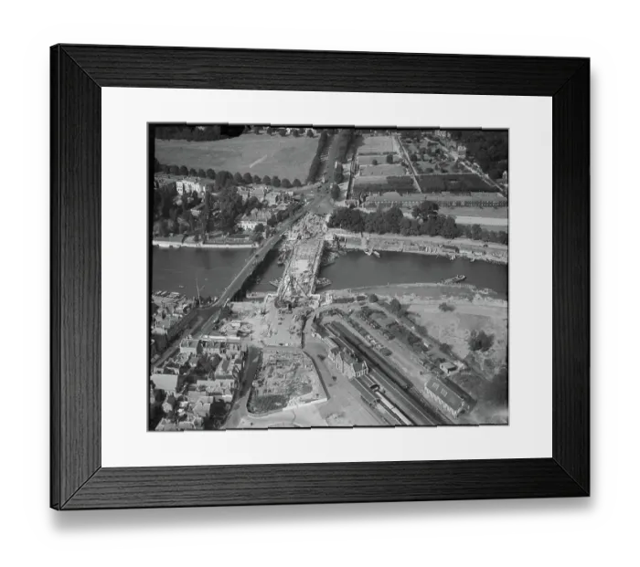 Framed Print : Construction of Hampton Court Bridge app_22790_091