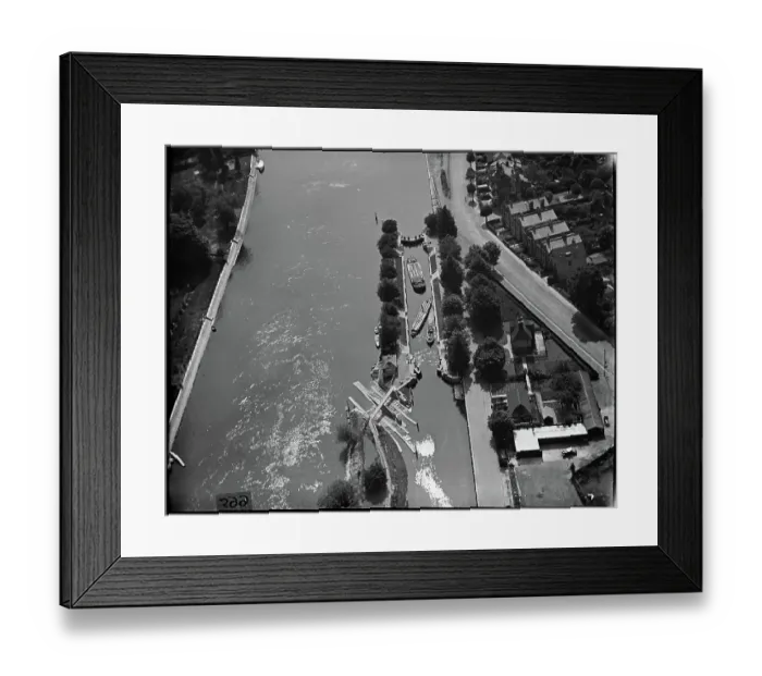 Framed Print : Molesey Lock app_22790_036