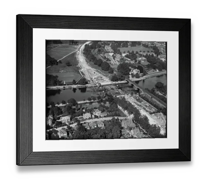 Framed Print : Twickenham Bridge under construction app_22790_037