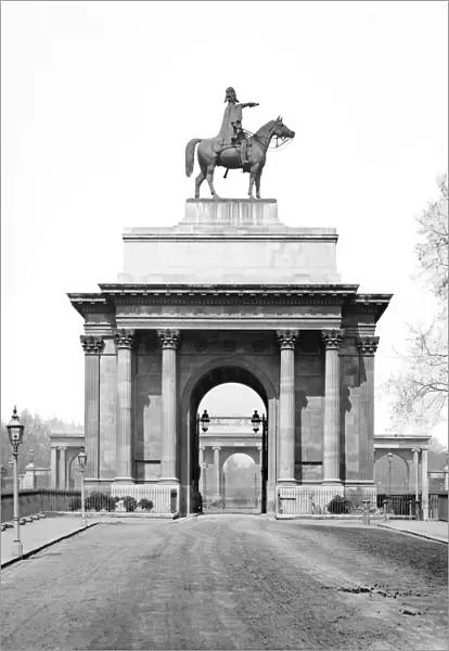 Wellington Arch with Duke of Wellington statue DD97_00320