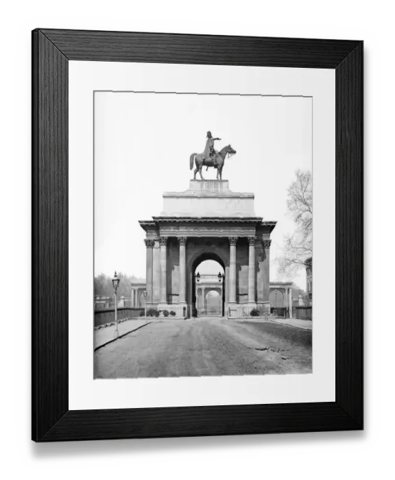 Framed Print : Wellington Arch with Duke of Wellington statue DD97_00320