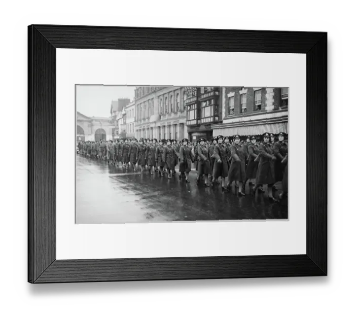 Framed Print : Members of the Women's Auxiliary Air Force (WAAF) chp01_07_01_034