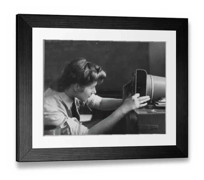 Framed Print : Member of the Women's Auxiliary Air Force (WAAF) using an aerial camera chp01_07_01_045