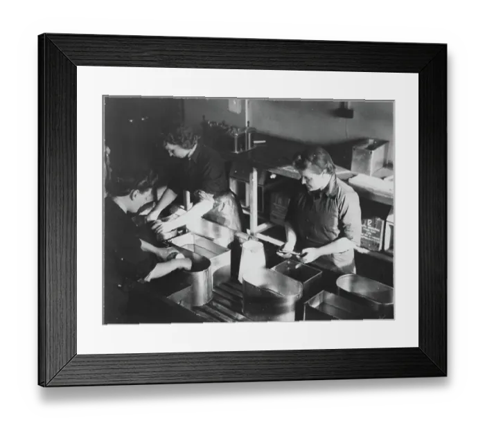 Framed Print : Women's Auxiliary Air Force (WAAF) trainees mixing photographic chemicals chp01_07_01_053