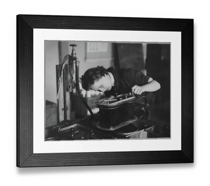 Framed Print : A Women's Auxiliary Air Force (WAAF) trainee checking a roll of film chp01_07_01_054