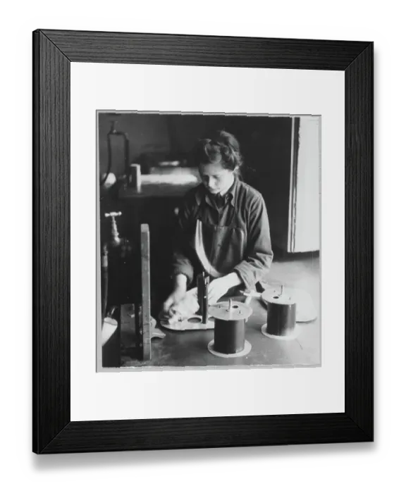 Framed Print : A Women's Auxiliary Air Force (WAAF) trainee cleaning darkroom apparatus chp01_07_01_055