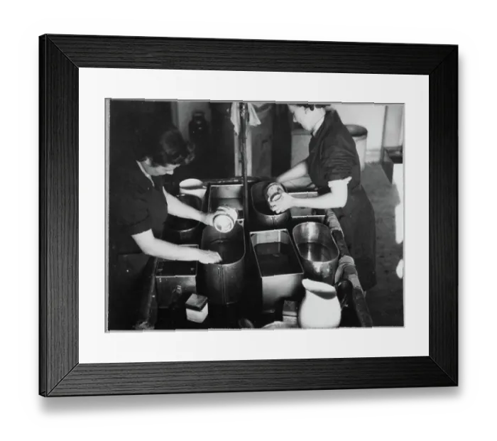 Framed Print : Women's Auxiliary Air Force (WAAF) trainees mixing film processing chemicals chp01_07_01_056