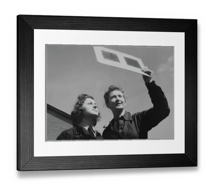Framed Print : A Women's Auxiliary Air Force (WAAF) trainee and a WAAF instructor inspecting film chp01_07_01_061