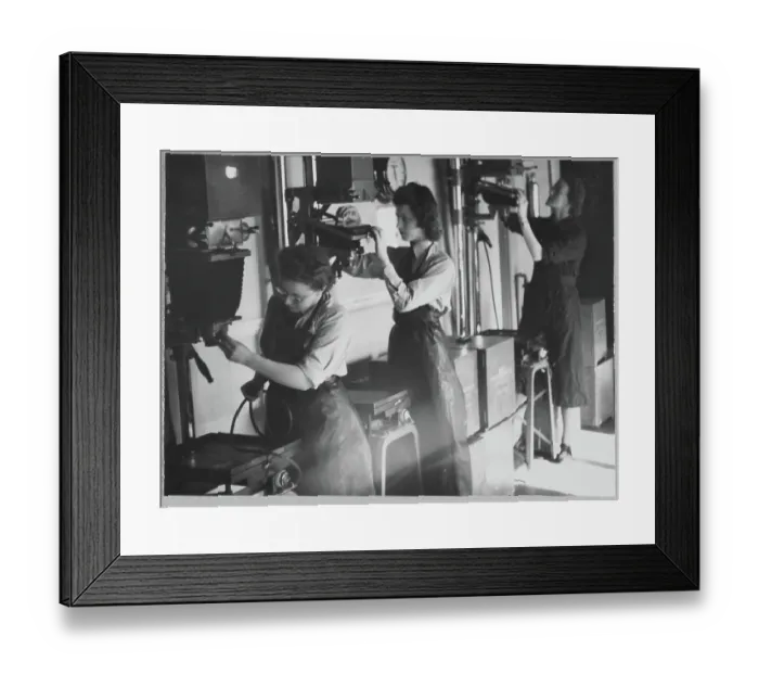Framed Print : Women's Auxiliary Air Force (WAAF) trainees dusting the enlargers chp01_07_01_064