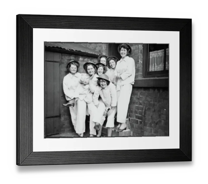 Framed Print : WAAF trainees, posed for the camera whilst off-duty chp01_07_01_117