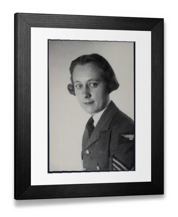 Framed Print : Portrait of Sergeant Knicky Knapman (later Chapman) in WAAF uniform chp01_07_01_192