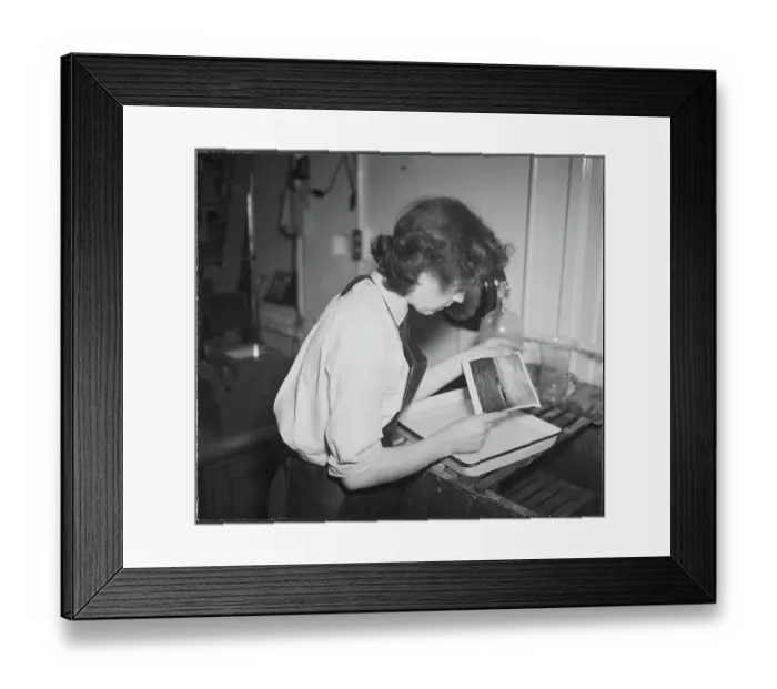 Framed Print : Aircraftwoman Freda Pocock at work in the Stills Department chp01_07_01_194