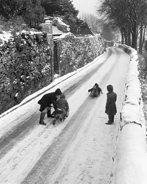 Children in the snow a054098