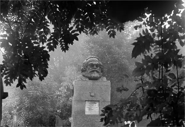 Tomb of Karl Marx, Highgate Cemetery a074709