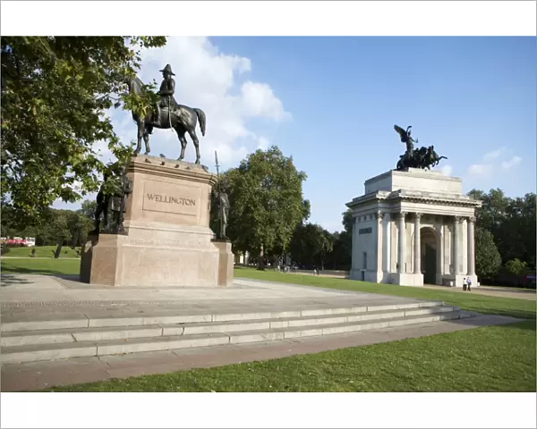Statue of the Duke of Wellington and the Wellington Arch N080827