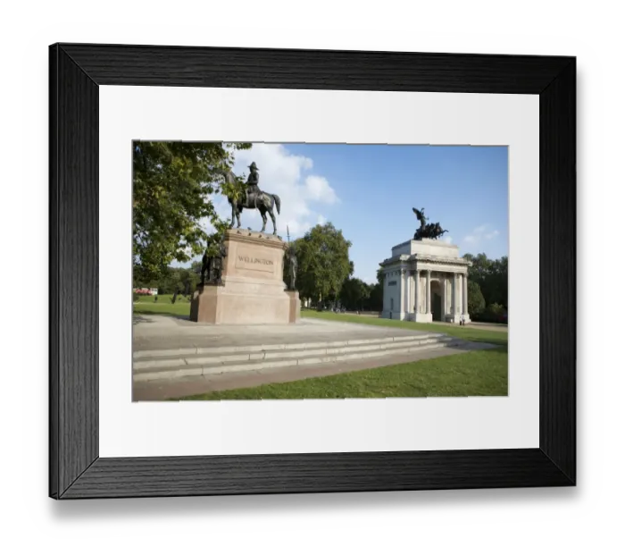 Framed Print : Statue of the Duke of Wellington and the Wellington Arch N080827